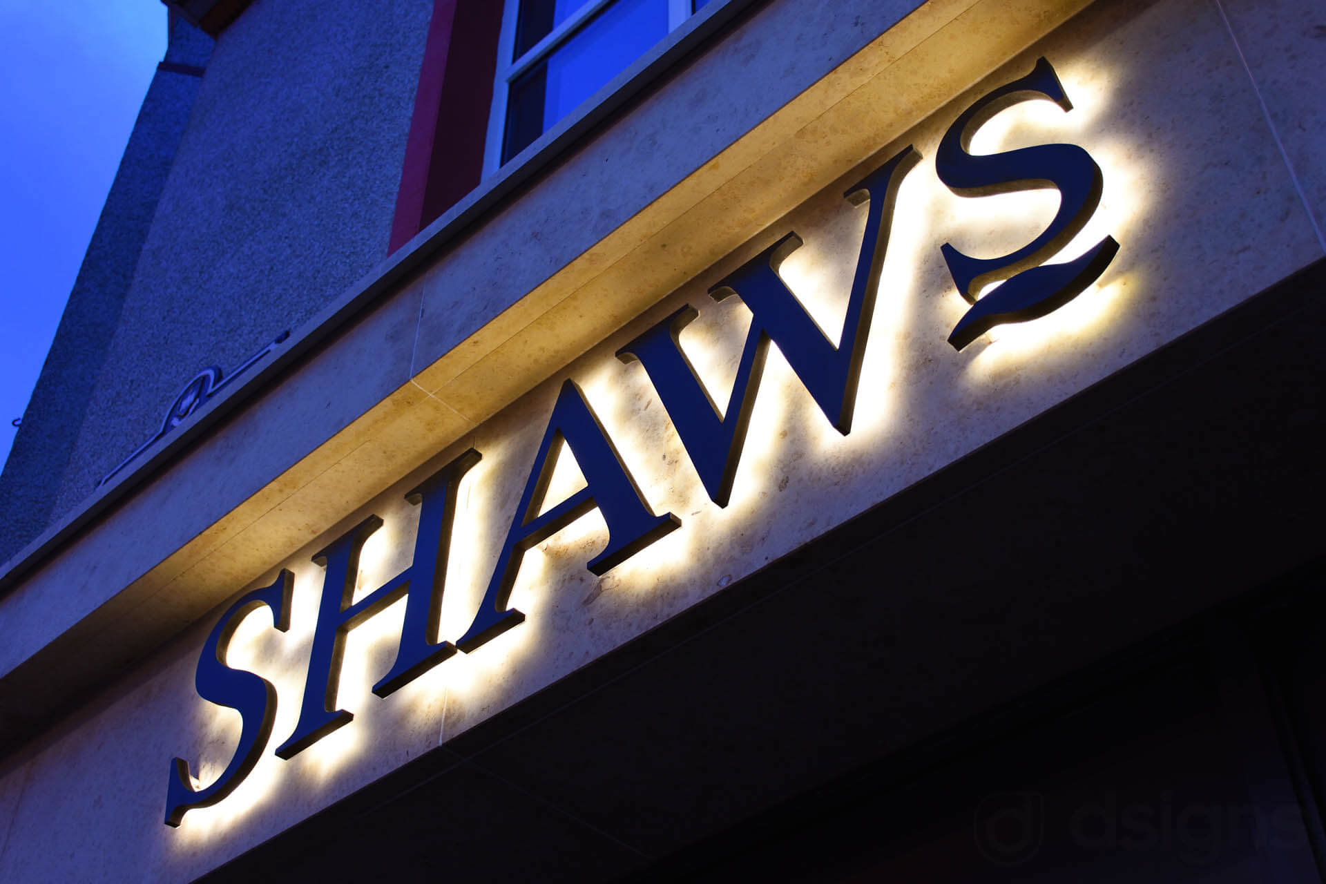 dsigns backlit illuminated halo 3d lettering signage
